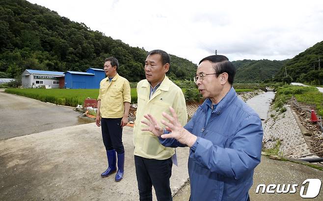 전북 임실군이 집중호우로 인한 피해 예방을 위해 재해취약지역에 대한 긴급 점검에 나섰다고 17일 밝혔다. 심민 임실군수(사진 오른쪽)가 취약지역을 돌아보고 있다.(임실군 제공)2022.8.17/뉴스1