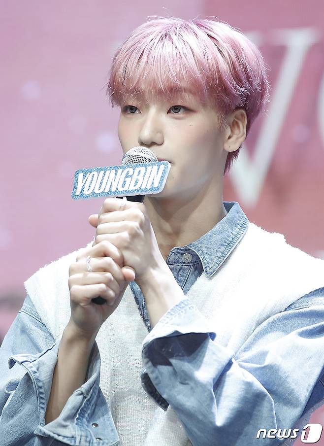 그룹 루미너스 영빈이 17일 오후 서울 청담동 일지아트홀에서 가진 첫 번째 정규앨범 '루미너스 인 원더랜드(LUMINOUS in WONDERLAND)' 쇼케이스에서 인사말을 하고 있다. 2022.8.17/뉴스1 ⓒ News1 권현진 기자