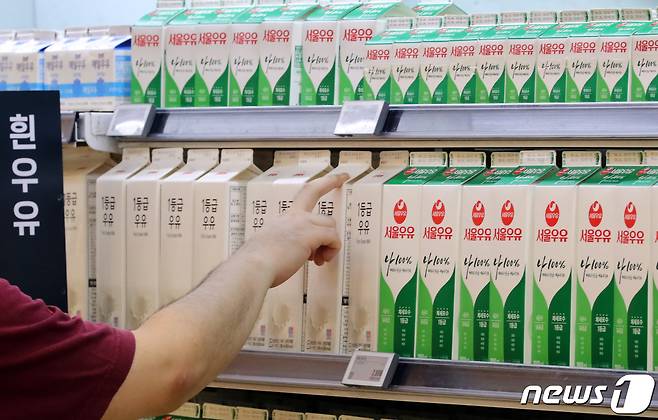 2일 서울시 내 한 마트를 찾은 시민이 우유를 구매하고 있다.  2022.8.2/뉴스1 ⓒ News1 장수영 기자