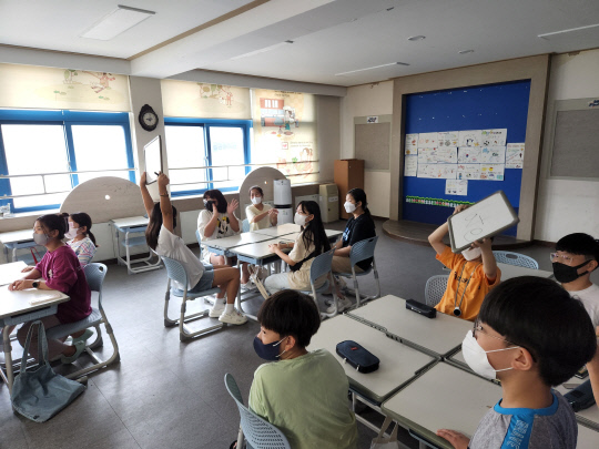 음성 남신초등학교는 지난 16일부터 18일까지 3일간 5, 6학년 희망 학생들을 대상으로 '여름방학 영어캠프'를 운영한다.    사진=남신초 제공