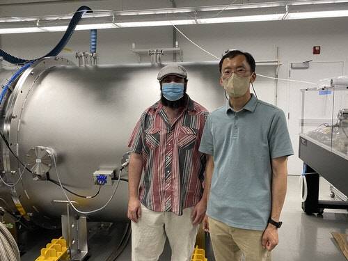 한국 천문연구원과 미국 캘리포니아공과대학(Caltech·캘텍)은 지난 6월 스피어렉스 우주망원경의 성능 시험장비를 미국 현지 실험실에 설치했다. 필 콘구트 박사(왼쪽)와 정웅섭 연구원(오른쪽). 로스앤젤레스=연합뉴스