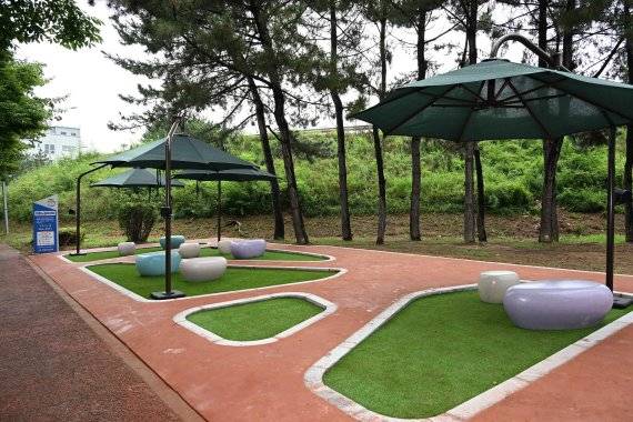 울산 남구가 무거삼거리 인근에 조성한 야외 이동노동자 쉼터. 이곳에는 화장실과 흡연 부스를 별도로 설치해 놓았다. /사진=울산 남구 제공