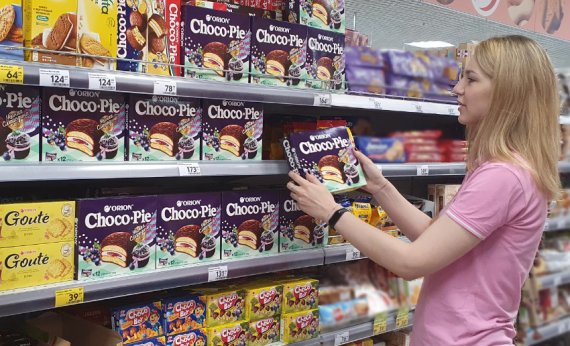 러시아 소비자가 식료품 매장에 진열된 '초코파이' 등 오리온 제품을 살펴보고 있다. 오리온 제공