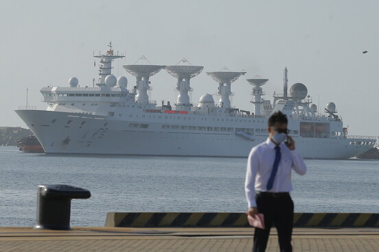 중국의 위성 및 탄도미사일 추적·탐지 함정인 ‘위안왕5’가 16일 스리랑카 함반토타 국제항에 입항하고 있다. EPA 연합뉴스