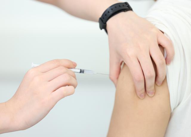 50대 사전 예약자들을 대상으로 한 백신 4차 접종이 시작된 1일 오후 서울 강서구 부민병원을 찾은 시민이 백신 접종을 받고 있다. 연합뉴스