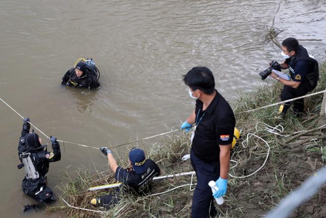 15일 오후 서울 강남구 압구정동 한강 둔치에서 실종된 20대 남성을 찾기 위해 경찰이 일대를 수색하고 있다. 뉴스1