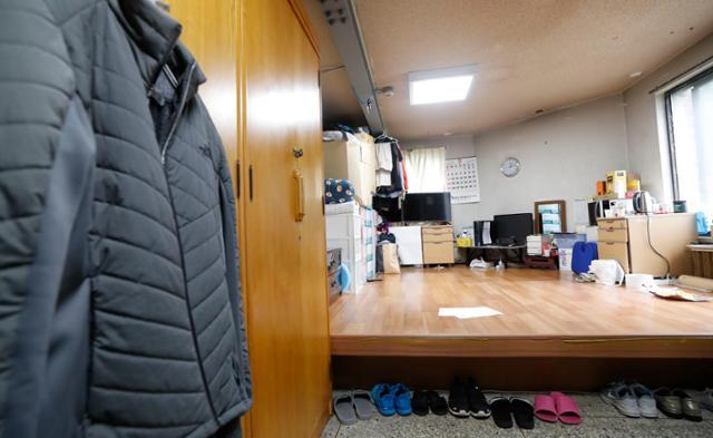 지난해 숨진 서울대 청소노동자가 근무했던 기숙사 휴게실의 모습. 뉴시스