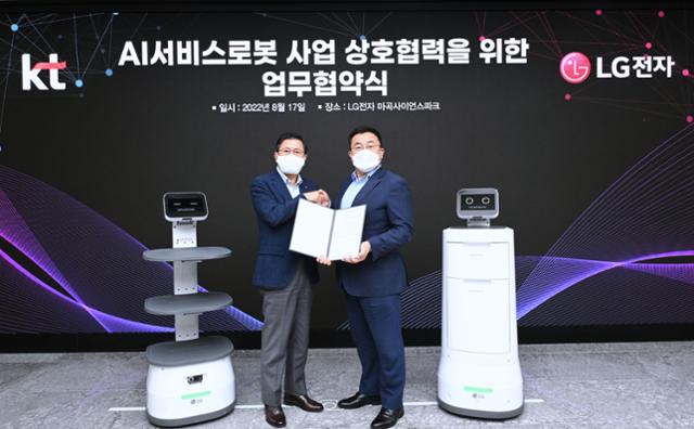 KT와 LG전자가 서비스 로봇 개발을 위한 '로봇 동맹'을 맺었다. 17일 서울 강서구 LG사이언스파크에서 장익환 LG전자 부사장(왼쪽)과 송재호 KT 부사장이 로봇 개발 관련 업무협약을 맺고 있다. LG전자