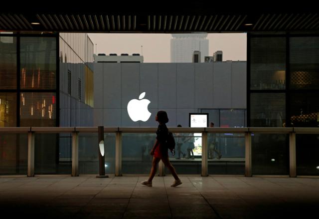 한 여성이 중국 베이징의 애플 매장 앞을 지나고 있다. 베이징=로이터 연합뉴스