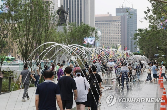 서울 광화문광장이 개장한 6일 오전 시민들이 광화문광장을 거닐고 있다.