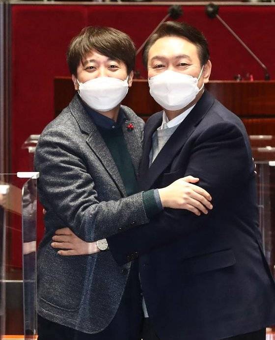 윤석열 국민의힘 대선 후보와 국민의힘 이준석 대표가 대선전이 한창이던 지난1월 6일 국회에서 열린 의원총회에서 포옹하고 있다./연합뉴스
