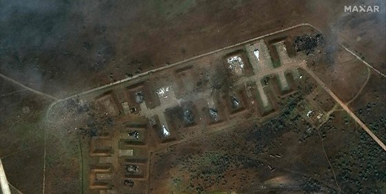 지난 9일 사키 공군 기지 폭발 사건 이후 러시아군 비행기 다수가 타격 입은 모습이 막사 테크놀로지 위성사진으로 포착됐다. AFP=연합뉴스