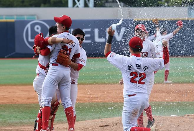 대전고 선수들이 17일 서울 목동야구장에서 열린 제56회 대통령배 전국고교야구대회에서 우승한 뒤 물을 뿌리며 마운드로 달려나가 기쁨을 나누고 있다. 김상선 기자