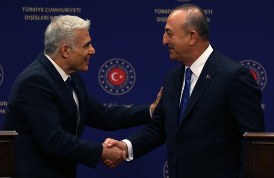 지난 6월 튀르키예와 이스라엘 양국 외교장관이 터키 앙카라에서 회담한 뒤 악수하고 있다. EPA=연합뉴스