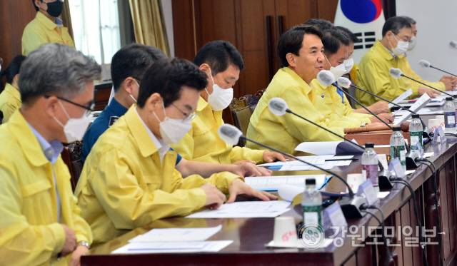 ▲ 강원도 통합방위협의회가 17일 도청 신관회의실에서 김진태 도지사, 권혁열 도의회의장, 신경호 도교육감,김도형 강원경찰청장, 김중석 강원도민일보 회장, 장광선 2군단장과 관계자들이 참석한 가운데 열렸다.서영