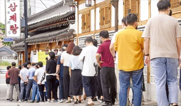 중복인 지난달 26일 서울 시내 한 삼계탕 전문점 앞에 시민들이 길게 줄을 서 있다. 한경DB