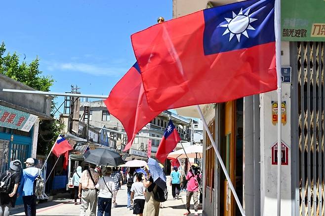 대만의 진먼 섬 길거리에 지난 11일(현지시간) 대만 국기가 걸려있다.  AFP연합뉴스