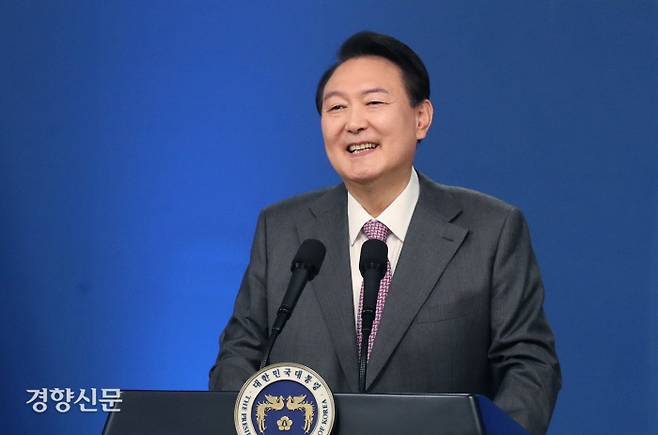 담대한 웃음? 윤석열 대통령이 17일 대통령실 청사에서 열린 취임 100일 기자회견에서 한 기자의 질문을 받으며 웃고 있다. 강윤중 기자
