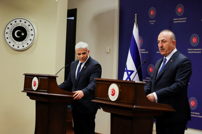 지난 6월 터키를 방문한 당시 야이르 라피드 이스라엘 외교장관(왼쪽)이 메블뤼트 차우쇼을루 터키 외교장관과 회담 뒤 공동 기자회견을 하고 있다. 로이터연합뉴스