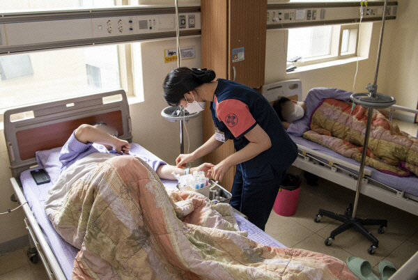 코로나 후유증을 겪어 병원에서 치료 받고 있는 환자. 국제신문DB