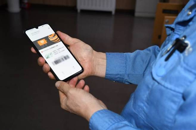 포항제철소 직원이 휴대전화를 통해 안전 쿠폰을 확인하고 있다. (포항제철소 제공) 2022.08.17