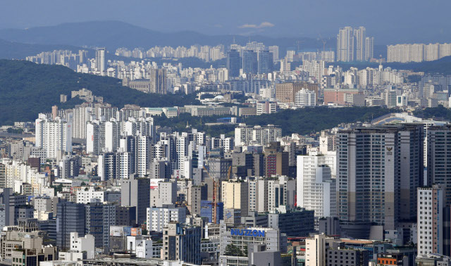 서울 남산에서 바라본 아파트 단지를 비롯한 주거지역의 모습. 최현규 기자