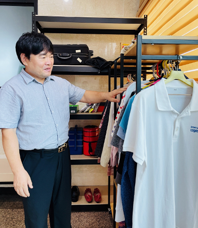 송경섭 목사가 공유 옷장을 소개하는 모습.