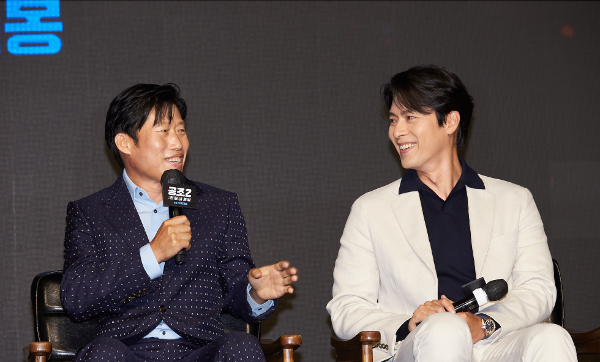 배우 유해진(왼쪽)과 현빈이 16일 영화 ‘공조2: 인터내셔날’ 제작보고회에서 기자들의 질문에 답하고 있다. CJ ENM 제공