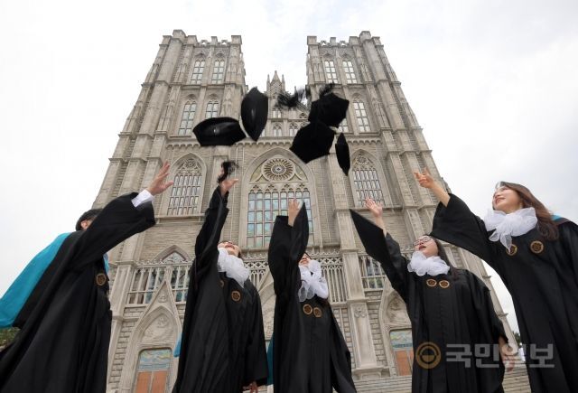 17일 서울 동대문구 경희대학교에서 열린 2021학년도 후기 학위수여식에서 졸업생들이 학사모를 던지며 기념사진을 찍고 있다.