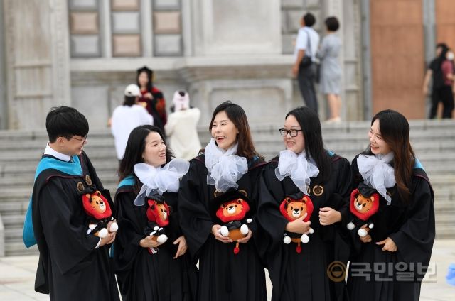 17일 서울 동대문구 경희대학교에서 열린 2021학년도 후기 학위수여식에서 졸업생들이 기념촬영을 하고 있다.