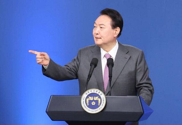 윤석열 대통령이 17일 서울 용산 대통령실 청사에서 열린 취임 100일 기자회견 '대통령에게 듣는다'에서 질문을 위해 손을 든 취재진을 가리키고 있다. 연합뉴스