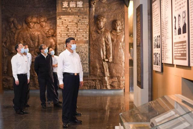 시진핑 중국 국가주석이 16일 랴오닝성 진저우에 있는 랴오선전투기념관을 둘러보고 있다. 랴오선 전투는 제2차 국공내전의 3대 전투 중 하나다. 신화연합뉴스
