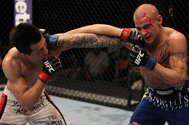 정찬성(왼쪽)이 더스틴 포이리에(오른쪽)를 ‘다스 초크’로 굴복시킨 경기가 ‘UFC 위대한 명승부’ 27위에 올랐다. UFC 공식 홈페이지가 ‘2012년 상반기 최고 매치’에 선정하며 게재한 사진. © Endeavor