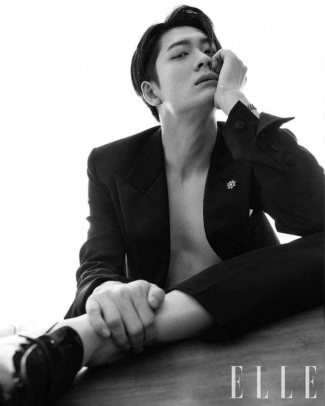 Actor Kang Tae-oh, who has become a popular figure in the drama Wooyooungwoo (hereinafter referred to as Wooyooungwoo), has taken a photo shoot for the fashion magazine Elle.According to a picture released by Elle on the 17th, Kang Tae-oh showed a strange and sensual appearance that is quite different from Lee Joon-ho character in a warm and warm appearance in Wooyoungwoo.In an interview after the filming, Kang Tae-oh said, I felt thrilled about the person who grows up in each episode and various events are unfolded in each episode about Wooyoungwoo which left only two times to End.Ive heard a lot about SNS (social network service) and YouTube that I often see myself because of the popularity of my work, he said. Some people have taken out their old works with affection so far.I am really grateful, he said.When you challenge something you have not tried before and find yourself new and unfamiliar, you have one power to move forward, he said.As for the testimony before enlistment, he said, I am glad that I can say I will go well with this work.Kang Tae-ohs pictures and interviews can be found in the September issue of Elle and on the Elle website.Meanwhile, the drama Wooyooungwoo, starring Kang Tae-oh, is a story about the story of Wooooyoungwoo (Park Eun-bin) who has a genius brain and autism spectrum growing into a true lawyer.It airs every Wednesday and Thursday at 9 p.m.