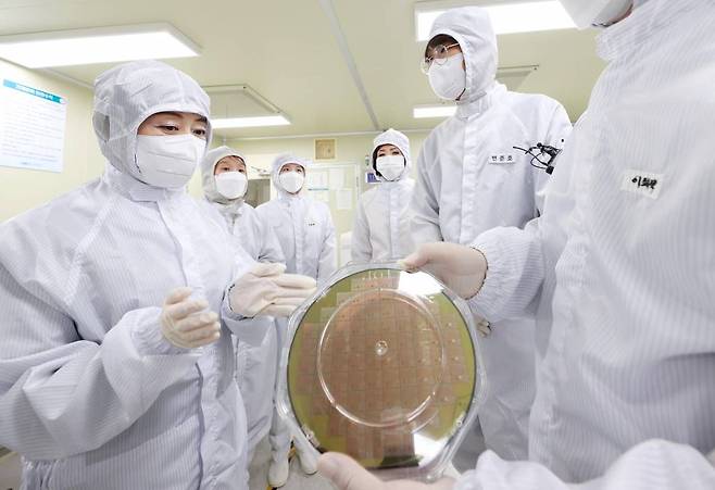 박순애 전 부총리 겸 교육부 장관이 지난달 대전 충남대학교 반도체실험실을 찾아 연구현장을 살펴보고 있다. /사진=교육부