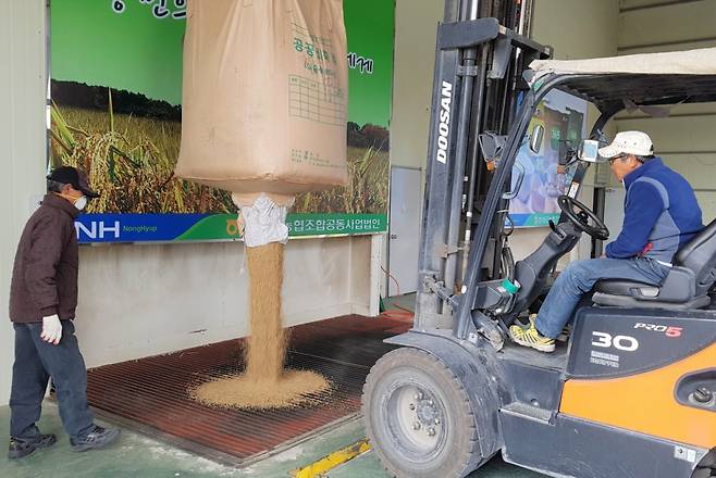 장성군, 지역 농가에 톤백벼 포장재 지원에 나서.