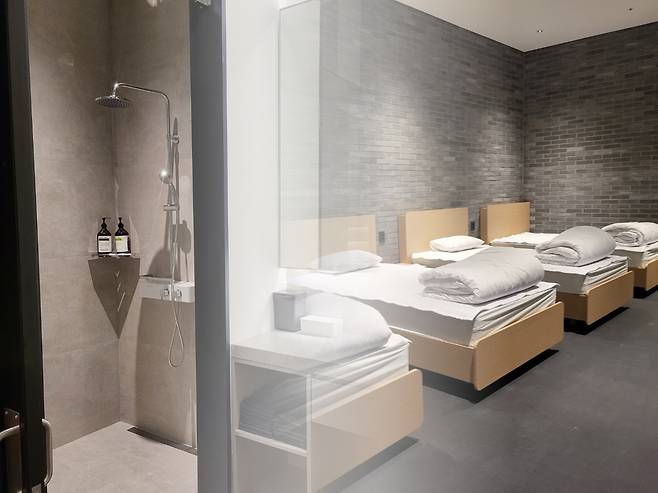 지난 상반기 카카오의 복리후생비(연결 기준)가 전년 동기 대비 60% 늘어난 것으로 나타났다. 카카오 신사옥 ‘판교 아지트’ 안에는 350개에 달하는 회의실과 사내식당, 샤워실(완쪽), 수면실(오른쪽), 운동공간 등 직원들이 일하며 휴식할 수 있는 복리후생시설이 갖춰져 있다. 홍승희 기자