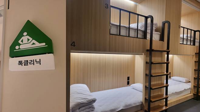 카카오가 지난달 공개한 ‘판교 아지트’에는 직원들이 안마를 받을 수 있는 톡클리닉시설(왼쪽)과 수면실(오른쪽) 등 업무 능률을 극대화하기 위한 복지시설이 신설돼 있다. 홍승희 기자