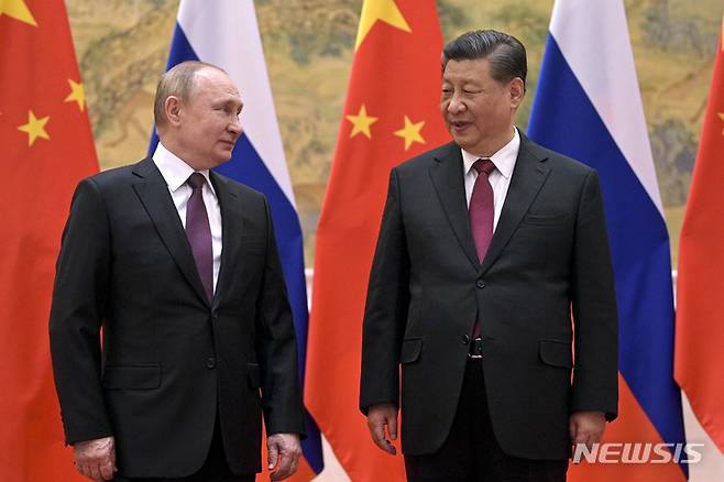 [베이징=AP/뉴시스] 4일 동계올림픽 참석차 베이징에 도착한 블라디미르 푸틴 러시아 대통령(왼쪽)이 시진핑 중국 주석을 만나 기념촬영 중 이야기를 나누고 있다. 2022. 02. 04