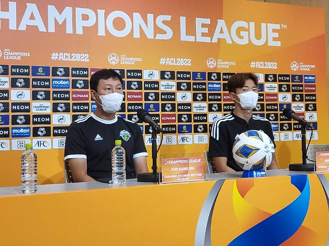 전북 현대 김상식 감독(왼쪽). 한국프로축구연맹
