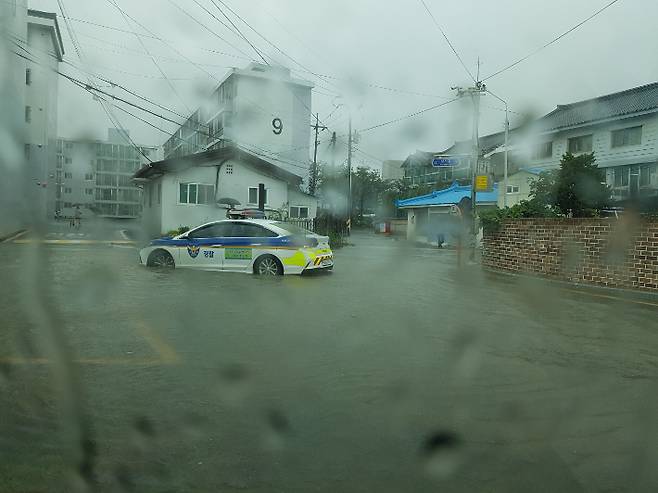 17일 강원 양양지역에 폭우가 내리면서 주택가가 침수된 모습. 양양군 제공