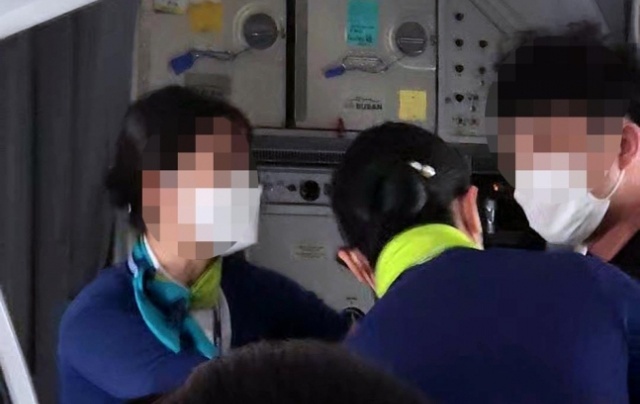 지난 14일 항공기에서 아기가 울자 시끄럽다며 욕설하고 폭언을 퍼붓는 등 난동을 부리는 남성. 연합뉴스