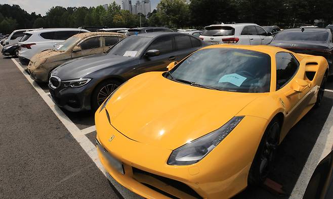 지난 14일 경기 과천시 서울대공원 주차장에 마련된 보험사 침수차량 집결 장소에 서울 등 수도권에서 침수 피해를 입은 차량이 모여있다. 뉴스1