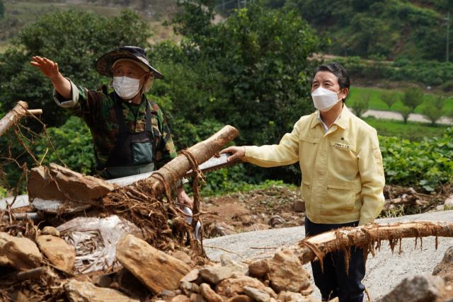 남성현(오른쪽) 산림청장이 충남 부여군 은산면 밤나무 및 원추리 재배단지를 찾아 집중호우 피해상황을 점검하고 있다. 사진제공=산림청