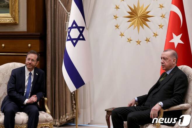 아이작 헤르조그(왼쪽) 이스라엘 대통령과 레제프 타이이프 에르도안 튀르키예(터키) 대통령이 9일(현지시간) 튀르키예 수도 앙카라에서 정상회담을 하고 있다. 2022.03.09 ⓒ AFP=뉴스1 ⓒ News1 정윤미 기자