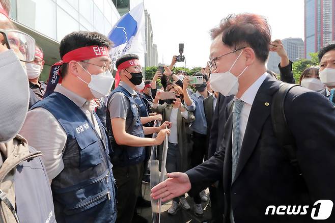 강석훈 신임 KDB산업은행 회장이 8일 서울 영등포구 KDB산업은행 본점으로 첫 출근하던 중 노조원들의 항의에 가로막혀 있다. 이날 강 회장은 노조원들의 저지로 출근하지 못하고 발걸음을 돌렸다. 2022.6.8/뉴스1 ⓒ News1 조태형 기자