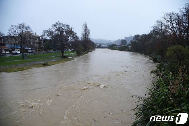 뉴질랜드에 장대비가 쏟아지면서 강 물이 불어난 모습. ⓒ AFP=뉴스1 ⓒ News1 이서영 기자