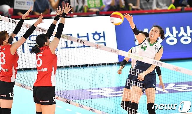 현대건설 양효진이 18일 순천팔마체육관에서 열린 페퍼저축은행과의 경기에서 상대를 피해 공격하고 있다 (한국배구연맹 제공)