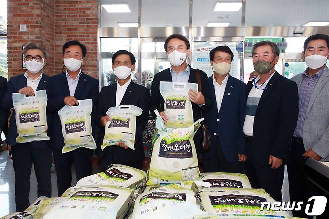 18일 쌀의 날을 맞아 쌀 소비 촉진 캠페인에 동참한 김진태 강원도지사(강원도 제공)