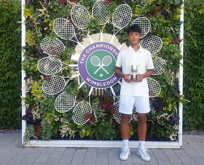 조세혁이 지난 7월10일(현지시각) 영국 윔블던 올잉글랜드클럽에서 열린 윔블던 테니스대회 14살부 남자 단식 결승에서 우승한 뒤 트로피를 들고 기념 촬영하고 있다. 대한테니스협회 제공